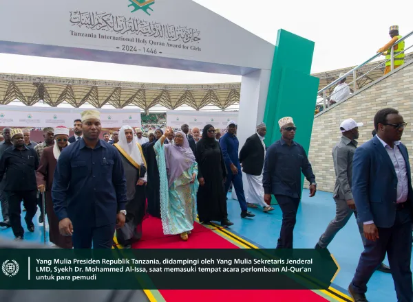 Acara pertemuan Al-Qur'an terbesar di benua Afrika untuk menghormati "para hafizah Al-Qur'an".  yang bersejarah yang diluncurkan oleh Liga Muslim Dunia dengan kehadiran Yang Mulia Sekretaris Jenderal LMD, Ketua Asosiasi Ulama Muslim, Syekh Dr. Alissa