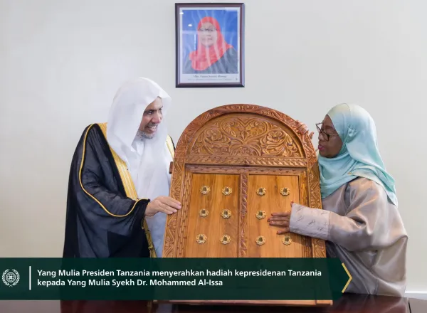 Yang Mulia Presiden Republik Persatuan Tanzania, Dr. Samia Suluhu, menerima Yang Mulia Sekretaris Jenderal LMD, Ketua Asosiasi Ulama Muslim, Syekh Dr. Mohammed Alissa, di Istana Kepresidenan di Dar es Salaam