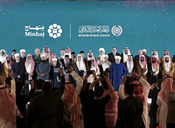هُنا، حيث فُتِحَتْ صفحةٌ جديدةٌ من الموثوقيّة الشرعيّة في الفضاء الرقمي الإسلامي؛ انطلاقةُ تطبيق "مِنهاج":