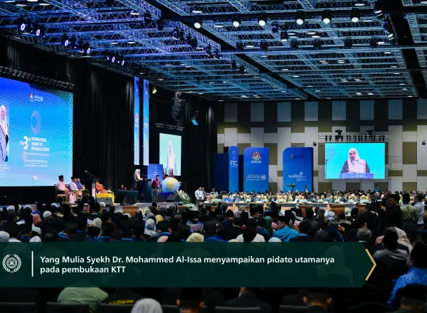 Yang Mulia Sekretaris Jenderal LMD sekaligus Ketua Organisasi Ulama Muslim, Syekh Dr. Mohammed Alissa  , menyampaikan pidato pembukaan pada Konferensi Tingkat Tinggi Internasional Ketiga Para Pemimpin Agama