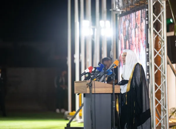 معالي الأمين العام، رئيس هيئة علماء المسلمين، المشرف العام على متاحف السيرة النبوية والحضارة الإسلامية، فضيلة الشيخ د.⁧‫#محمد_العيسى‬⁩ ⁦‪@MhmdAlissa‬⁩، في كلمته في حفل افتتاح المتحف الدوليّ للسيرة النبوية بنواكشوط: ‏"للمتحف -بإشراف ⁧‫#رابطة_العالم_الإسلامي‬⁩- عنايةٌ بدلائل النبوة بخاصةٍ، ودلائل الإيمان بعامّة، كما له عنايةٌ بالتصدّي للشبهات، أيًّا كان مصدرُها وباعثُها".