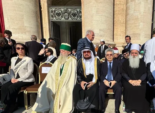 En nombre del Secretario General, el Sheij Mohammed Alissa  , el Dr. Abdulaziz Sarhan, asesor y enviado de coordinación de la Ligadel MundoIslamico ante el Vaticano, participó hoy en las ceremonias de entronización del Papa León XIV.