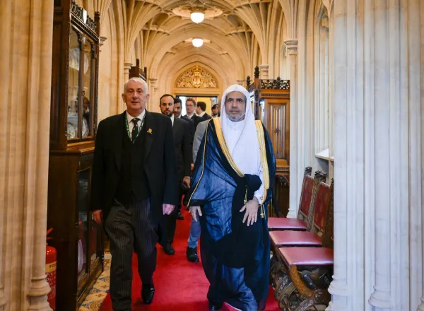 El Secretario General y Presidente de la Comisión de Ulemas, el Sheij Mohammed Al-Issa, se reunió con el Presidente de la Cámara de los comunes, Sir Lindsay Hoyle, en su despacho en Westminster, Londres.