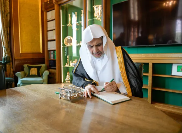 El Secretario General y Presidente de la Comisión de Ulemas, el Sheij Mohammed Al-Issa, se reunió con el Presidente de la Cámara de los comunes, Sir Lindsay Hoyle, en su despacho en Westminster, Londres.