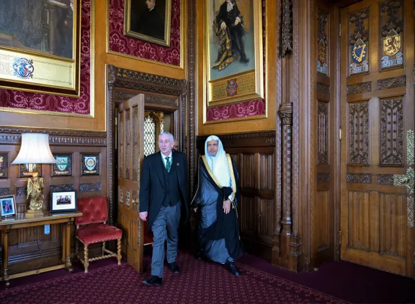 El Secretario General y Presidente de la Comisión de Ulemas, el Sheij Mohammed Al-Issa, se reunió con el Presidente de la Cámara de los comunes, Sir Lindsay Hoyle, en su despacho en Westminster, Londres.