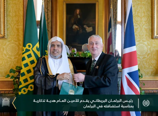 El Secretario General y Presidente de la Comisión de Ulemas, el Sheij Mohammed Al-Issa, se reunió con el Presidente de la Cámara de los comunes, Sir Lindsay Hoyle, en su despacho en Westminster, Londres.