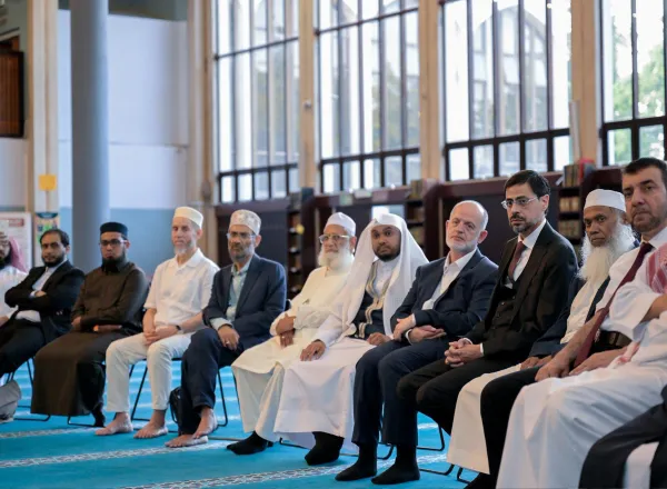 رهبران اسلامی بریتانیا در مرکز اسلامی لندن از دبیرکل اتحادیه جهان اسلام استقبال کردند.