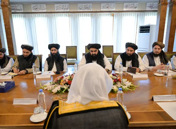 ‏التقى معالي الأمين العام، رئيس هيئة علماء المسلمين، فضيلة الشيخ د.⁧‫محمد العيسى‬⁩ ‬⁩، معاليَ وزير الخارجية الأفغاني، المولوي أمير خان متقي، في المقرّ الأول لمجلس الأمن في قصر رئاسة الوزراء.  ‏جرى خلال اللقاءِ مناقشةُ عددٍ من الموضوعات ذات الصلة بالتضامُن الإسلامي، وواجب إبراز حقيقة الإسلام للجميع، وذلك من خلال قيَم عدالته وحفظه للحقوق، وكذا قيَم وسطيّته ورحمته بالعالمين، مع إيضاح مظاهر سماحة الإسلام التي اشتملت عليها نصوص القرآن الكريم والسنة المطهّرة والسيرة النبوية الشريفة، وهي التي لا بد أن يُرى أثرها ف