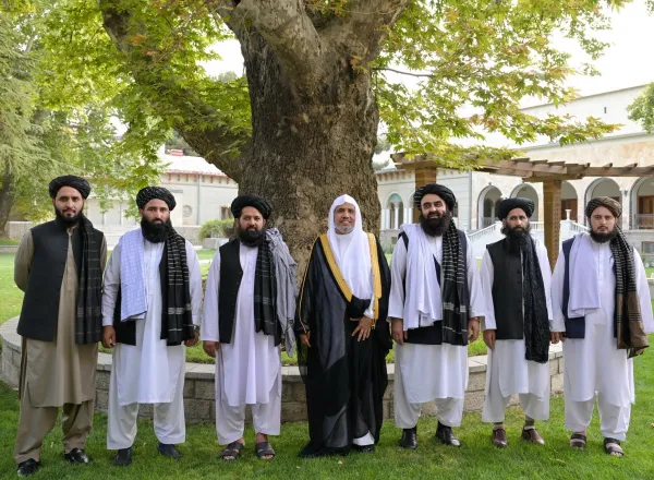 ‏التقى معالي الأمين العام، رئيس هيئة علماء المسلمين، فضيلة الشيخ د.⁧‫محمد العيسى‬⁩ ‬⁩، معاليَ وزير الخارجية الأفغاني، المولوي أمير خان متقي، في المقرّ الأول لمجلس الأمن في قصر رئاسة الوزراء.  ‏جرى خلال اللقاءِ مناقشةُ عددٍ من الموضوعات ذات الصلة بالتضامُن الإسلامي، وواجب إبراز حقيقة الإسلام للجميع، وذلك من خلال قيَم عدالته وحفظه للحقوق، وكذا قيَم وسطيّته ورحمته بالعالمين، مع إيضاح مظاهر سماحة الإسلام التي اشتملت عليها نصوص القرآن الكريم والسنة المطهّرة والسيرة النبوية الشريفة، وهي التي لا بد أن يُرى أثرها ف