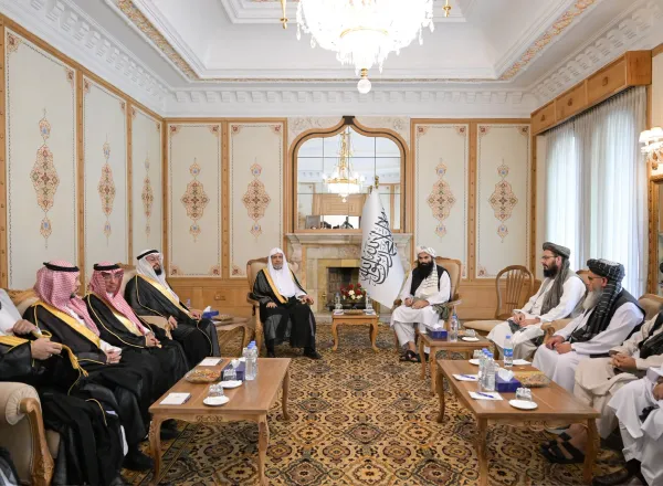 ‏التقى معالي الأمين العام، رئيس هيئة علماء المسلمين، فضيلة الشيخ د.⁧‫محمد العيسى‬⁩‬⁩ في قصر “شهار شنار”، معاليَ وزير الداخلية الأفغاني، خليفة سراج الدين حقّاني