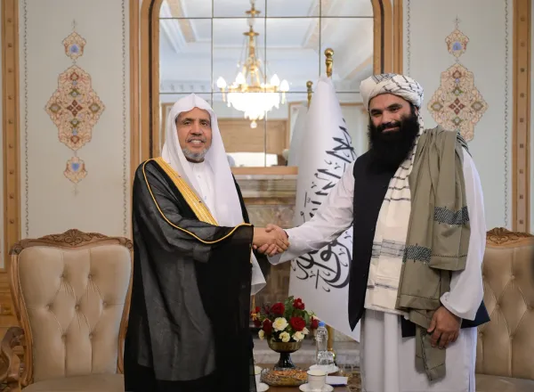 ‏التقى معالي الأمين العام، رئيس هيئة علماء المسلمين، فضيلة الشيخ د.⁧‫محمد العيسى‬⁩‬⁩ في قصر “شهار شنار”، معاليَ وزير الداخلية الأفغاني، خليفة سراج الدين حقّاني