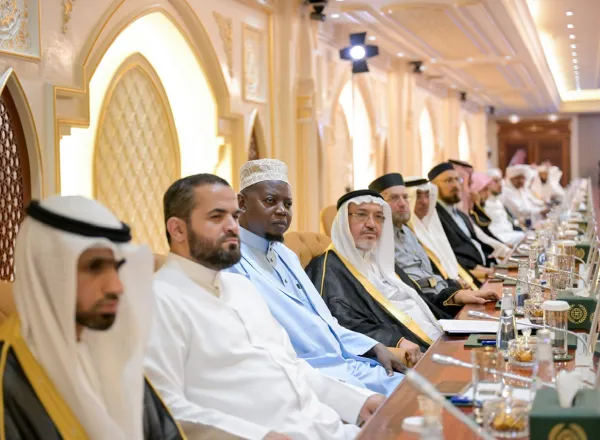 خدمةً لكتابِ اللهِ الكريم؛ اجتمعت نخبةٌ من العلماءِ المختصين، والباحثين، والممارسين لإقراء القرآنِ الكريم وتعليمه، إلى جانب ممثلي خمسين مقرأةً قرآنيةً تقنيةً عالميّةً، تُجسِّد جهودًا متقدّمةً في الإقراء عن بُعد، عبر تقنيات الاتصال الحديثة