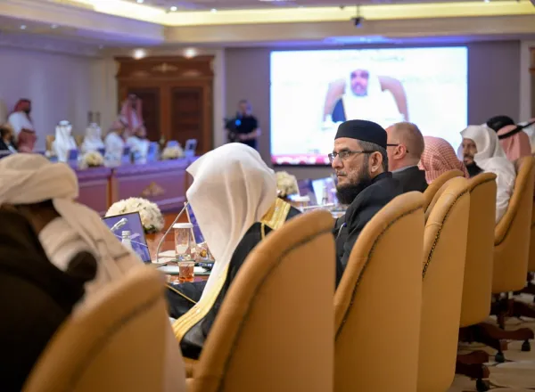خدمةً لكتابِ اللهِ الكريم؛ اجتمعت نخبةٌ من العلماءِ المختصين، والباحثين، والممارسين لإقراء القرآنِ الكريم وتعليمه، إلى جانب ممثلي خمسين مقرأةً قرآنيةً تقنيةً عالميّةً، تُجسِّد جهودًا متقدّمةً في الإقراء عن بُعد، عبر تقنيات الاتصال الحديثة