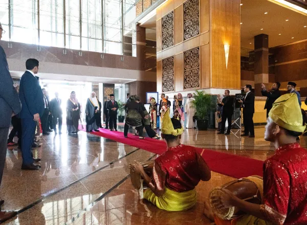 ‏يرأسُ بالشراكة مع الحكومة الماليزيّة؛ القمةَ الدوليةَ للقيادات الدينية، والاجتماعَ الثالثَ لمجلس علماء آسيان. ‏كما يدشِّنُ برعاية رئيس الوزراء ملتقى المجمع الفقهي الإسلامي، والملتقى العالميّ للتصديق على الإجازات القرآنية في العاصمة الماليزيّة "كوالالمبور":  ‏معالي الأمين العام، رئيس هيئة علماء المسلمين، فضيلة الشيخ د.⁧‫محمد العيسى‬⁩‬⁩، يصِلُ اليومَ على رأس وفدٍ من ⁧‫رابطة العالم الإسلامي‬⁩، إلى مطار كوالالمبور الدولي،حيث كان في استقباله الوزير برئاسة الوزراء معالي السيناتور الدكتور محمد نعيم بن مختار، وعدد