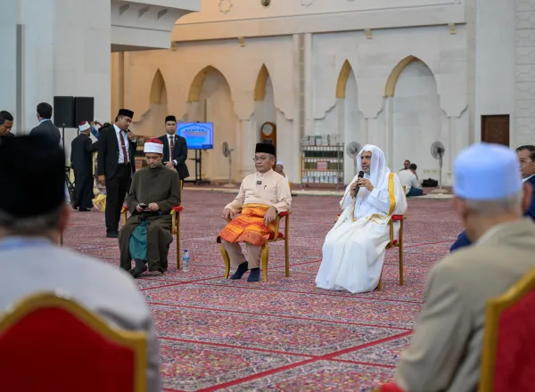 معالي الأمين العام، رئيس هيئة علماء المسلمين، فضيلة الشيخ د.⁧‫محمد العيسى‬⁩‬⁩، يعقد جلسةً علمية داخل الجامع مع كبار علماء آسيان تناولت تشخيص وتحليل وسبُل معالجة رُهاب الإسلام "الإسلاموفوبيا"