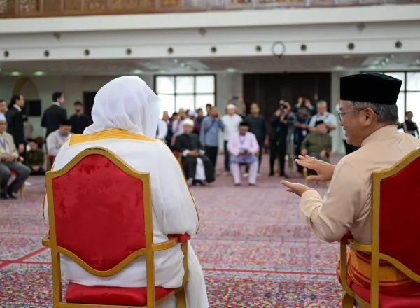 معالي الأمين العام، رئيس هيئة علماء المسلمين، فضيلة الشيخ د.⁧‫محمد العيسى‬⁩‬⁩، يعقد جلسةً علمية داخل الجامع مع كبار علماء آسيان تناولت تشخيص وتحليل وسبُل معالجة رُهاب الإسلام "الإسلاموفوبيا"