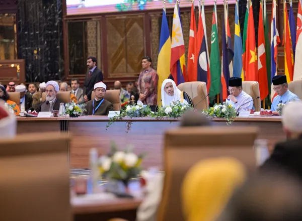 نظَّمتها رابطة العالم الإسلامي بالشراكة مع الحكومة الماليزية بمشاركة ٤٠٠ شخصية من كبار القيادات الدينية حول العالم  القمة الدولية لقيادات الأديان تدين مجازر غزة.. وتؤكّد تأييدها الوثيقة الختامية لمؤتمر حلّ الدولتين  أنور إبراهيم: العالم يشهد اليوم عجزًا وتراجعًا في الثقة  أنور إبراهيم: أزمة غزة أظهرت أنَّ المجتمع الدولي فقد حماسته وشغفه بالعدالة والإنسانية  د.العيسى: سلام عالمنا ليس مجرَّد خيار بل ضرورةٌ تتعلَّق بوجوده ومصداقية ميثاقه الدولي  د.العيسى: القمة تضع قادة التنوع الديني أمام مصداقية دعوتهم للقيم