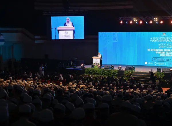 ‏3 ‏واختتمت رابطة العالم الإسلامي الملتقى بتخريج الدفعة الأولى من برنامج “شهادة التصديق على الإجازة القرآنية”، التي ضمّت نخبة من حُفّاظ وحافظات كتاب الله الحاصلين على الإجازة بالسند المتصل إلى أئمة القراءات، والاحتفاء بختمة الإجازة القرآنية لأحد الحُفّاظ بالسند المتّصل إلى أئمة القراءات من السلف، تتويجًا لمسيرته في  ‏خدمة كتاب الله.