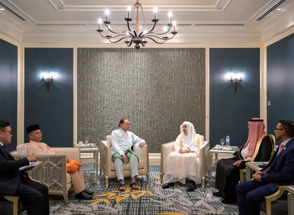 ‏استقبل دولةُ رئيس وزراء ماليزيا، داتو سري أنور إبراهيم، في القصر الرئاسي في العاصمة الماليزية "كوالالمبور"، معاليَ الأمين العام، رئيس هيئة علماء المسلمين، فضيلة الشيخ د.⁧‫محمد العيسى‬⁩ ⁦‪‬⁩. ‏وجرى خلال اللقاءِ مناقشةُ الموضوعات ذات الاهتمام المشترك.