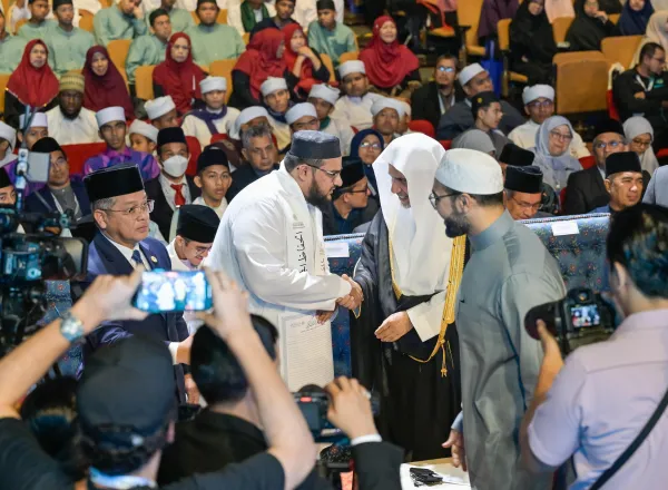 الأمين العام لرابطة العالم الإسلامي يختتم الملتقى العالمي للتصديق على الإجازات القرآنية وتكريم قُرّاء دُول آسيان