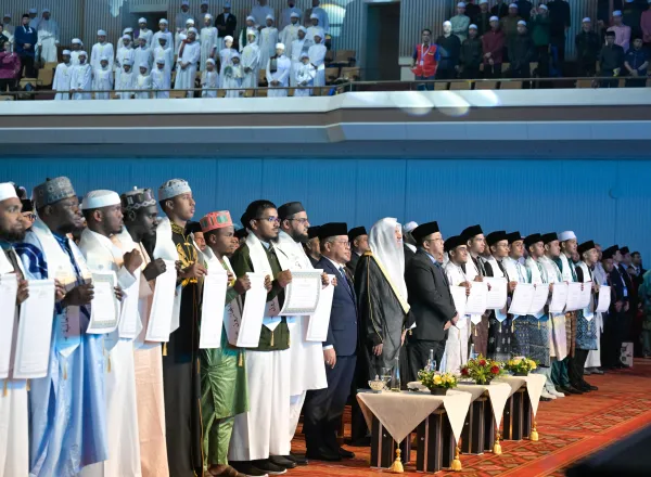 الأمين العام لرابطة العالم الإسلامي يختتم الملتقى العالمي للتصديق على الإجازات القرآنية وتكريم قُرّاء دُول آسيان