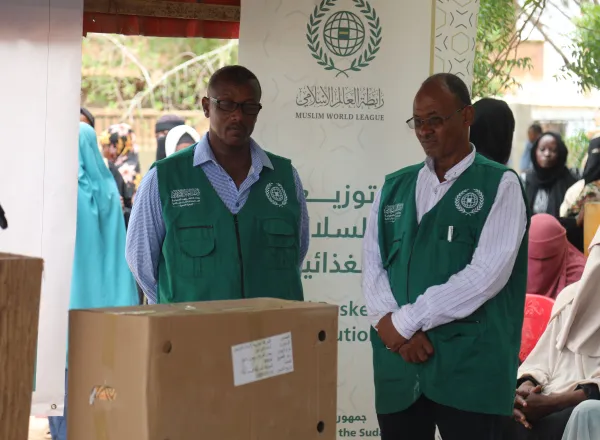 Le bureau de la Ligue islamique mondiale en République du Soudan poursuit ses programmes humanitaires et médicaux, malgré tous les défis liés à la guerre, en coordination directe avec les autorités compétentes.