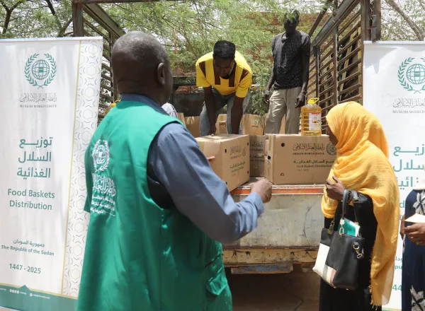 Le bureau de la Ligue islamique mondiale en République du Soudan poursuit ses programmes humanitaires et médicaux, malgré tous les défis liés à la guerre, en coordination directe avec les autorités compétentes.