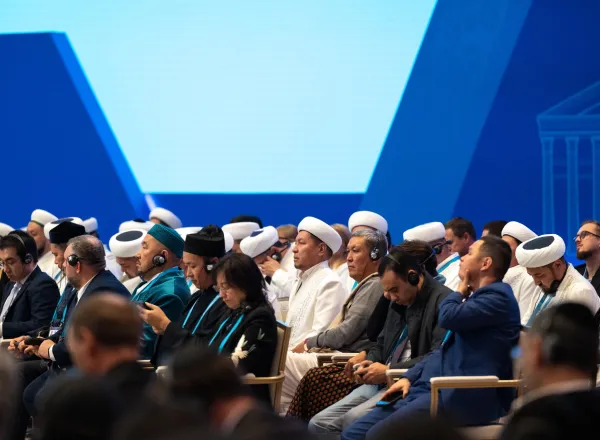 ‏معالي الأمين العام، رئيس هيئة علماء المسلمين، فضيلة الشيخ د.⁧‫محمد العيسى‬⁩ ‬⁩، يُشارِك فخامةَ رئيس كازاخستان حضورَ الجلسة الافتتاحية لأعمال القمّة بقصر الاستقلال بالعاصمة الكازاخية