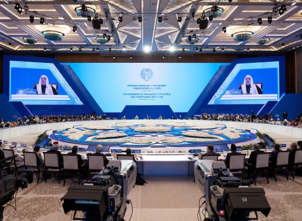 بصفةِ ضيفِ شرفٍ للنسخة الثامنة، معالي الأمين العام لرابطة العالم الإسلامي يشاركُ فخامةَ رئيس كازاخستان حفلَ افتتاح مؤتمر قادة الأديان  أسْتانا: حلَّ معالي الأمين العام لرابطة العالم الإسلامي، رئيس هيئة علماء المسلمين، فضيلة الشيخ الدكتور محمد بن عبدالكريم العيسى، "ضيفَ شرفٍ" على المؤتمر الثامن لقادة الأديان المنعقد في جمهورية كازاخستان. وألقى فضيلتُه كلمة تطرّقَ فيها إلى التحوّلات الدولية المقلقة التي تفاقمت فيها كثير من المآسي والتحدّيات، وطالت نظامَنا العالمي وهدّدت تماسكَ شرعيته الدولية، مشدِّدًا في هذا