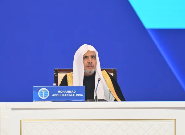 بصفةِ ضيفِ شرفٍ للنسخة الثامنة، معالي الأمين العام لرابطة العالم الإسلامي يشاركُ فخامةَ رئيس كازاخستان حفلَ افتتاح مؤتمر قادة الأديان  أسْتانا: حلَّ معالي الأمين العام لرابطة العالم الإسلامي، رئيس هيئة علماء المسلمين، فضيلة الشيخ الدكتور محمد بن عبدالكريم العيسى، "ضيفَ شرفٍ" على المؤتمر الثامن لقادة الأديان المنعقد في جمهورية كازاخستان. وألقى فضيلتُه كلمة تطرّقَ فيها إلى التحوّلات الدولية المقلقة التي تفاقمت فيها كثير من المآسي والتحدّيات، وطالت نظامَنا العالمي وهدّدت تماسكَ شرعيته الدولية، مشدِّدًا في هذا