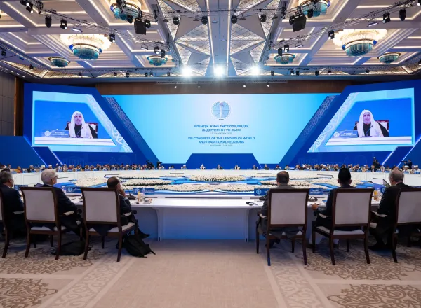 بصفةِ ضيفِ شرفٍ للنسخة الثامنة، معالي الأمين العام لرابطة العالم الإسلامي يشاركُ فخامةَ رئيس كازاخستان حفلَ افتتاح مؤتمر قادة الأديان  أسْتانا: حلَّ معالي الأمين العام لرابطة العالم الإسلامي، رئيس هيئة علماء المسلمين، فضيلة الشيخ الدكتور محمد بن عبدالكريم العيسى، "ضيفَ شرفٍ" على المؤتمر الثامن لقادة الأديان المنعقد في جمهورية كازاخستان. وألقى فضيلتُه كلمة تطرّقَ فيها إلى التحوّلات الدولية المقلقة التي تفاقمت فيها كثير من المآسي والتحدّيات، وطالت نظامَنا العالمي وهدّدت تماسكَ شرعيته الدولية، مشدِّدًا في هذا