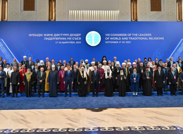بصفةِ ضيفِ شرفٍ للنسخة الثامنة، معالي الأمين العام لرابطة العالم الإسلامي يشاركُ فخامةَ رئيس كازاخستان حفلَ افتتاح مؤتمر قادة الأديان  أسْتانا: حلَّ معالي الأمين العام لرابطة العالم الإسلامي، رئيس هيئة علماء المسلمين، فضيلة الشيخ الدكتور محمد بن عبدالكريم العيسى، "ضيفَ شرفٍ" على المؤتمر الثامن لقادة الأديان المنعقد في جمهورية كازاخستان. وألقى فضيلتُه كلمة تطرّقَ فيها إلى التحوّلات الدولية المقلقة التي تفاقمت فيها كثير من المآسي والتحدّيات، وطالت نظامَنا العالمي وهدّدت تماسكَ شرعيته الدولية، مشدِّدًا في هذا