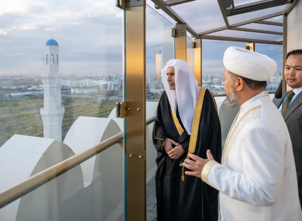 معالي الأمين العام، رئيس هيئة علماء المسلمين، فضيلة الشيخ د.⁧‫محمد العيسى‬⁩ ‬⁩، يزور جامع "أستانا الكبير" بكازاخستان، ويستمع إلى شرحٍ عنه من سماحة مفتي عام كازاخستان، الشيخ نوريزباي حاج تاغانولي