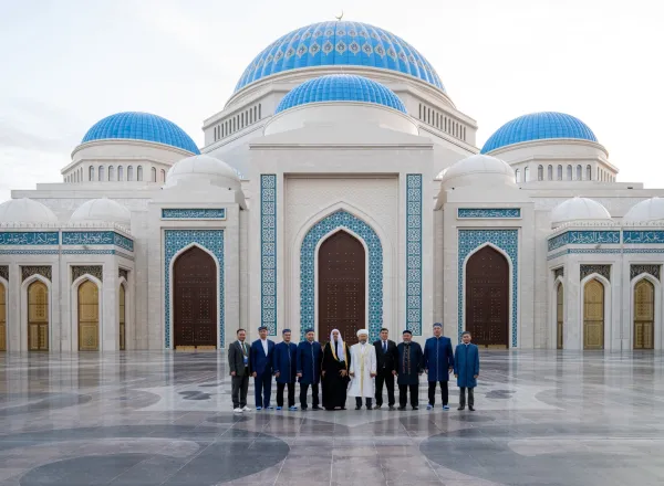 معالي الأمين العام، رئيس هيئة علماء المسلمين، فضيلة الشيخ د.⁧‫محمد العيسى‬⁩ ‬⁩، يزور جامع "أستانا الكبير" بكازاخستان، ويستمع إلى شرحٍ عنه من سماحة مفتي عام كازاخستان، الشيخ نوريزباي حاج تاغانولي