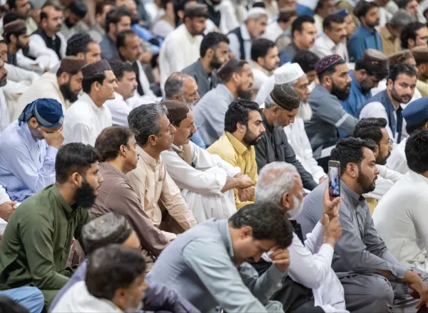 ‏معالي الأمين العام، رئيس هيئة علماء المسلمين، فضيلة الشيخ د.⁧‫محمد العيسى‬⁩ ⁦‬⁩، يخطُب الجمعةَ من على منبر جامع: "البرلمان"، و"مجلس الشيوخ"، بحضور الأعضاء، وحُكَّام بعض الولايات وعددٍ من الوزراءِ، وجمعٍ من المصلين