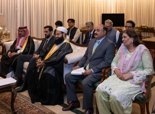 استقبل فخامةُ رئيس جمهورية باكستان الإسلامية، السيد آصف علي زرداري، في القصر الرئاسي بالعاصمة "إسلام آباد" معالي الأمين العام، رئيس هيئة علماء المسلمين، فضيلة الشيخ د.⁧‫محمد العيسى