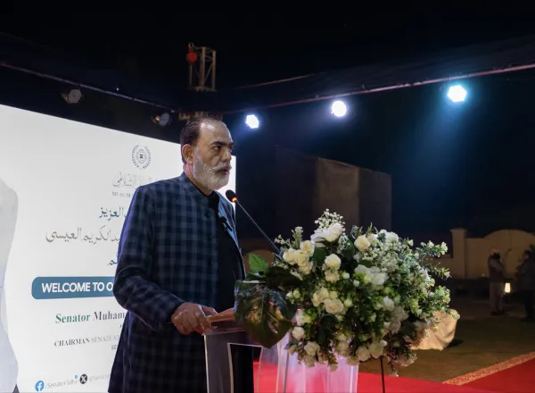 معالي رئيس لجنة الدفاع في مجلس الشيوخ الباكستاني، الوجيه السيد محمد طلحة محمود، يقيم مأدبة عشاء؛ احتفاءً بزيارة معالي الأمين العام، رئيس هيئة علماء المسلمين، فضيلة الشيخ د.⁧‫محمد العيسى