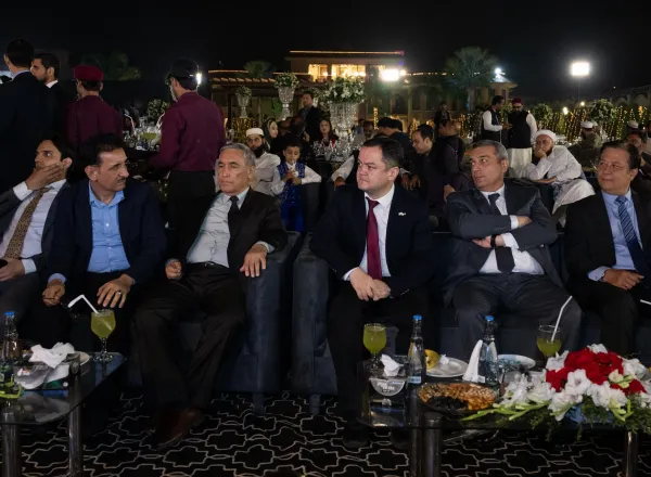 معالي رئيس لجنة الدفاع في مجلس الشيوخ الباكستاني، الوجيه السيد محمد طلحة محمود، يقيم مأدبة عشاء؛ احتفاءً بزيارة معالي الأمين العام، رئيس هيئة علماء المسلمين، فضيلة الشيخ د.⁧‫محمد العيسى