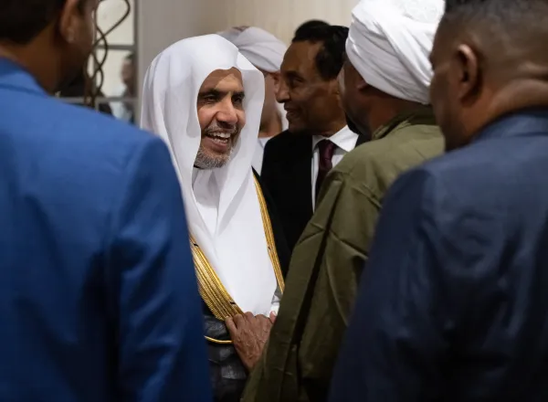 امشب، و با حضور نخست‌وزیر سودان، جنابِ آقاي دکتر شيخ محمد العیسی ، دبیرکل سازمان همبستگی جهان اسلام و رئیس انجمن علمای مسلمان، با هیئتی از علمای جمهوری سودان دیدار کرد