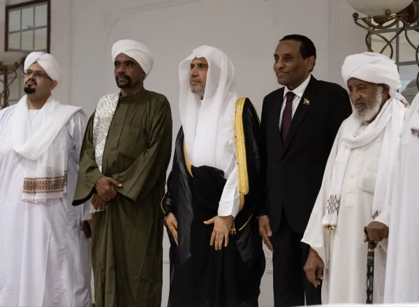امشب، و با حضور نخست‌وزیر سودان، جنابِ آقاي دکتر شيخ محمد العیسی ، دبیرکل سازمان همبستگی جهان اسلام و رئیس انجمن علمای مسلمان، با هیئتی از علمای جمهوری سودان دیدار کرد