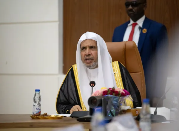 رئيس الوزراء السوداني يستقبل الأمين العام لرابطة العالم الإسلامي  عقَد الجانبان جلسةَ مباحثات رسمية حول دور العلماء في بيان الحق الشرعي وتعزيز الوعي الديني والأمن المجتمعي  بورتْ سودان: استقبل دولةُ رئيس الوزراء بجمهورية السودان، البروفيسور كامل إدريس، معاليَ الأمين العام لرابطة العالم الإسلامي، رئيس هيئة علماء المسلمين، فضيلة الشيخ الدكتور محمد العيسى؛ الذي وصل إلى السودان في زيارة رسمية على رأس وفد من رابطة العالم الإسلامي.  وعقَد دولة رئيس الوزراء ومعالي الأمين العام للرابطة، جلسةَ مباحثات رسمية، بحضور أ