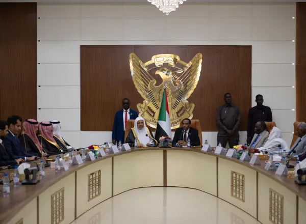 رئيس الوزراء السوداني يستقبل الأمين العام لرابطة العالم الإسلامي  عقَد الجانبان جلسةَ مباحثات رسمية حول دور العلماء في بيان الحق الشرعي وتعزيز الوعي الديني والأمن المجتمعي  بورتْ سودان: استقبل دولةُ رئيس الوزراء بجمهورية السودان، البروفيسور كامل إدريس، معاليَ الأمين العام لرابطة العالم الإسلامي، رئيس هيئة علماء المسلمين، فضيلة الشيخ الدكتور محمد العيسى؛ الذي وصل إلى السودان في زيارة رسمية على رأس وفد من رابطة العالم الإسلامي.  وعقَد دولة رئيس الوزراء ومعالي الأمين العام للرابطة، جلسةَ مباحثات رسمية، بحضور أ