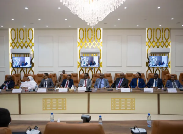 رئيس الوزراء السوداني يستقبل الأمين العام لرابطة العالم الإسلامي  عقَد الجانبان جلسةَ مباحثات رسمية حول دور العلماء في بيان الحق الشرعي وتعزيز الوعي الديني والأمن المجتمعي  بورتْ سودان: استقبل دولةُ رئيس الوزراء بجمهورية السودان، البروفيسور كامل إدريس، معاليَ الأمين العام لرابطة العالم الإسلامي، رئيس هيئة علماء المسلمين، فضيلة الشيخ الدكتور محمد العيسى؛ الذي وصل إلى السودان في زيارة رسمية على رأس وفد من رابطة العالم الإسلامي.  وعقَد دولة رئيس الوزراء ومعالي الأمين العام للرابطة، جلسةَ مباحثات رسمية، بحضور أ