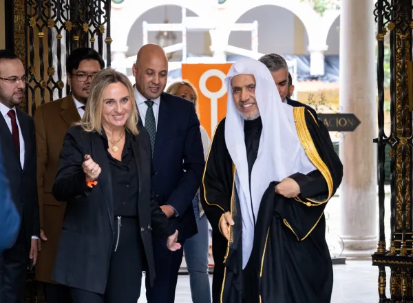 جناب دبیرکل، رئیس انجمن علمای مسلمان، اقاي دکتر شيخ محمد العیسی ، با شهردار شهر گرانادا، خانم ماریا فرانسیسکا کارازو ویلالونگا دیدار کرد، و این دیدار در مقر شهرداری برگزار شد