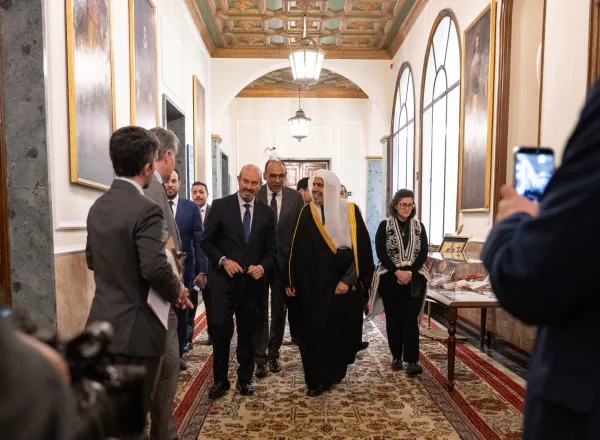 التقى معالي الأمين العام، رئيس هيئة علماء المسلمين، الشيخ د.⁧‫محمد العيسى‬⁩ ⁦‪‬⁩، في مقرّ مجلس الشيوخ الإسباني بالعاصمة مدريد، معالي رئيسه السيد بيدرو رويان