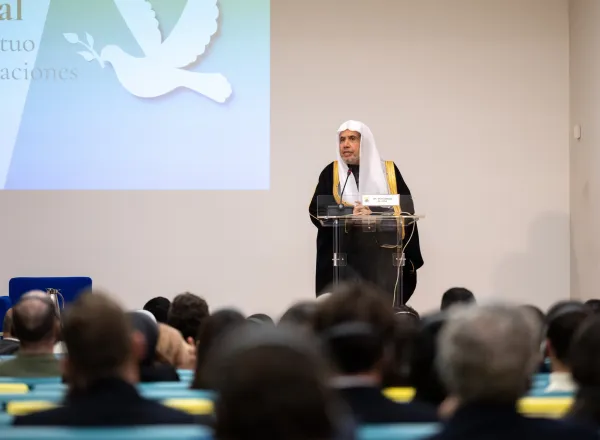 في مدريد، استضاف البيت العربي (أحد كبرى مراكز الدراسات الأوروبية)، التابع لوزارة الخارجية الإسبانية، معاليَ الأمين العام، رئيس هيئة علماء المسلمين، الشيخ د.⁧‫محمد العيسى‬⁩ ⁦‪‬⁩، حيث استقبله رئيس البيت، السيد ميقيل مورو