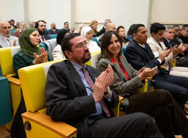 في مدريد، استضاف البيت العربي (أحد كبرى مراكز الدراسات الأوروبية)، التابع لوزارة الخارجية الإسبانية، معاليَ الأمين العام، رئيس هيئة علماء المسلمين، الشيخ د.⁧‫محمد العيسى‬⁩ ⁦‪‬⁩، حيث استقبله رئيس البيت، السيد ميقيل مورو