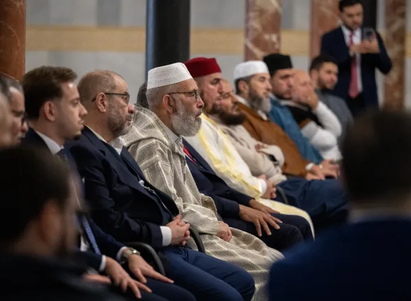 ‏التقى معالي الأمين العام، رئيس هيئة علماء المسلمين، الشيخ د.⁧‫محمد العيسى‬⁩ ⁦‪‬⁩، في مسجد مركز ⁧‫رابطة العالم الإسلامي‬⁩ بالعاصمة "مدريد"، مسؤولي العمل الإسلامي في عموم إسبانيا بمختلف تنوعهم