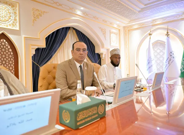 ‏يترجِمُ هذا التنظيم الأدوارَ الكبيرةَ التي تضطلع بها الرابطة في نشر اللغة العربية وتعليمها، بالنظر إلى رمزيّتها ومكانتها الرفيعة في وجدان الشعوب الإسلامية، باعتبارها لسان الوحي، وصوت الحضارة الإسلامية، ومحورًا مهماً في الهُوية.