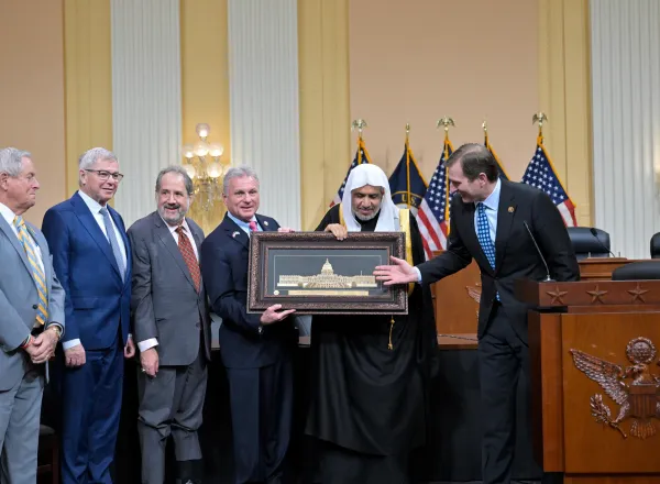 Le Congrès américain rend hommage au Secrétaire général de la Ligue islamique mondiale en reconnaissance des efforts de la Ligue dans la lutte contre la haine.